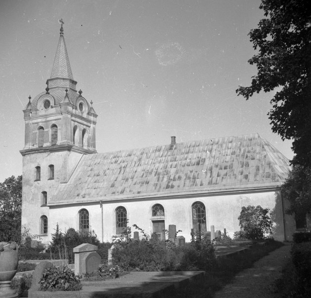 Västerlanda kyrka från syd.
