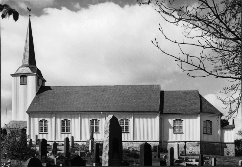 Fiskebäckskils kyrka från syd.