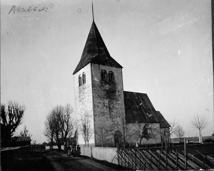 Akebäcks kyrka från sydväst.