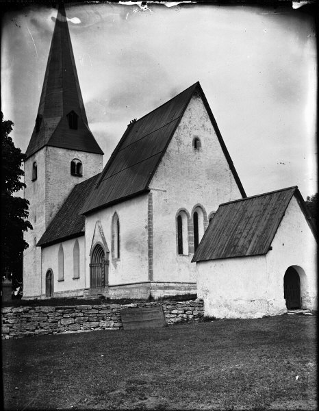 Alskogs kyrka från sydöst.