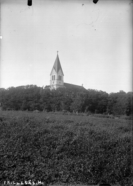 Frillesås kyrka med omgivning från sydväst 