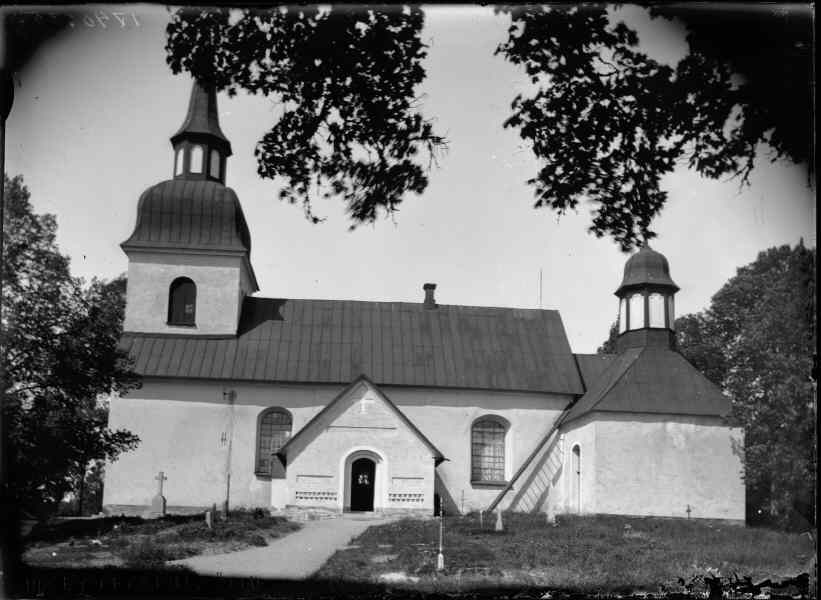 Husby-Rekarne kyrka från syd