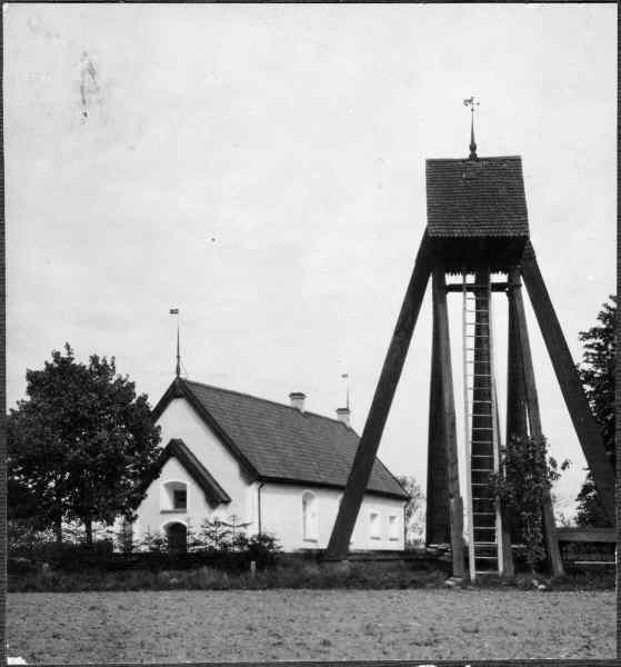 Råby-Rekarne kyrka och klockstapeln från sydväst
