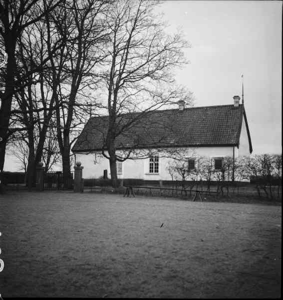 Råby-Rekarne kyrka från syd