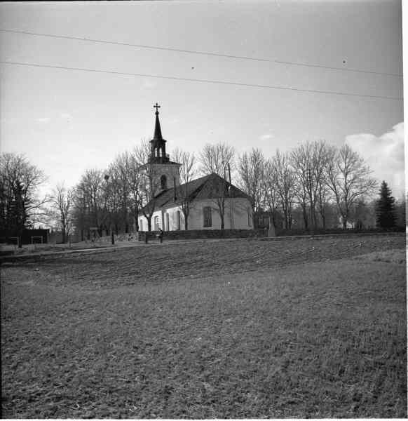 Stenkvista kyrka med omgivning från öst