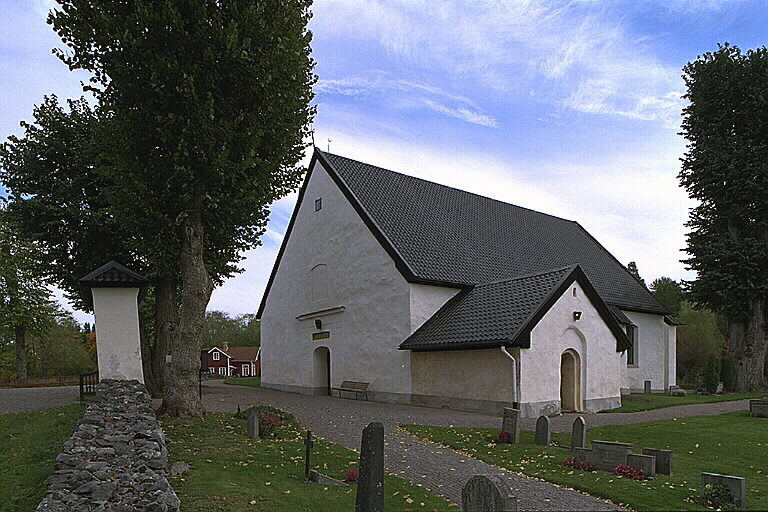Helgesta kyrka från sydväst