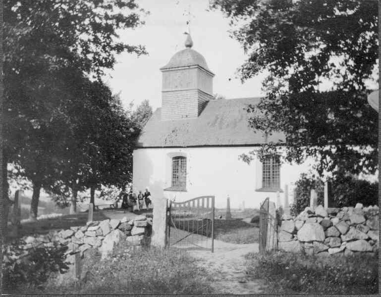 Dillnäs kyrka från söder