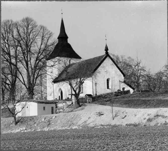 Bogsta kyrka med omgivning från sydöst