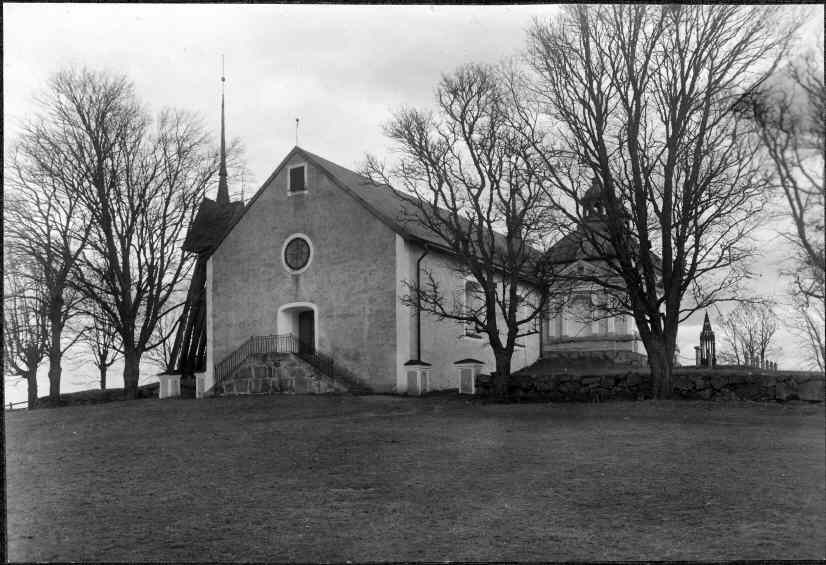 Husby-Oppunda kyrka från sydväst