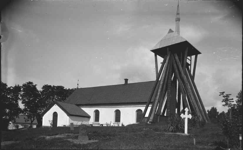 Råby-Rönö kyrka och klockstapeln från sydöst