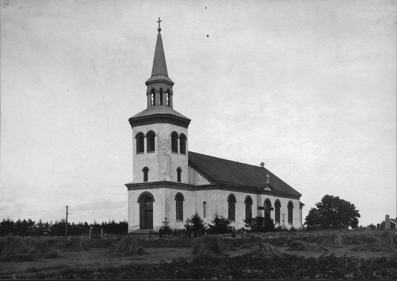 Torhamns kyrka med omgivning från sydväst