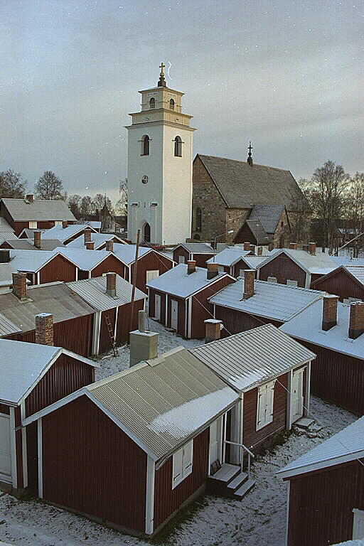 Gammelstads kyrkstad och Nederluleå kyrka från sydväst