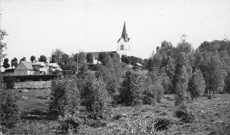 Kyrkhults kyrka från syd med omgivningar