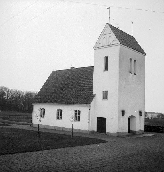 Saxemara kyrka från nordväst