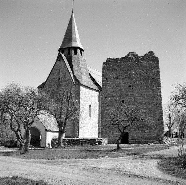 Gammelgarns kyrka med kastalen från sydväst