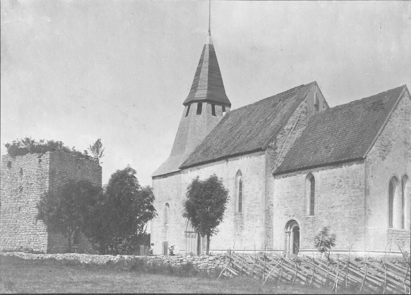 Gammelgarns kyrka med kastalen från sydöst