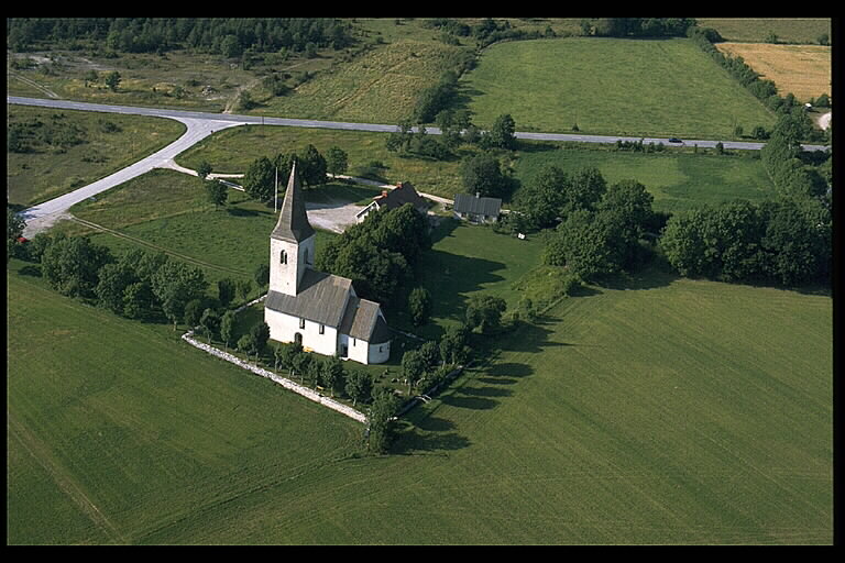 Hejdeby kyrka med omgivning. Flygfoto