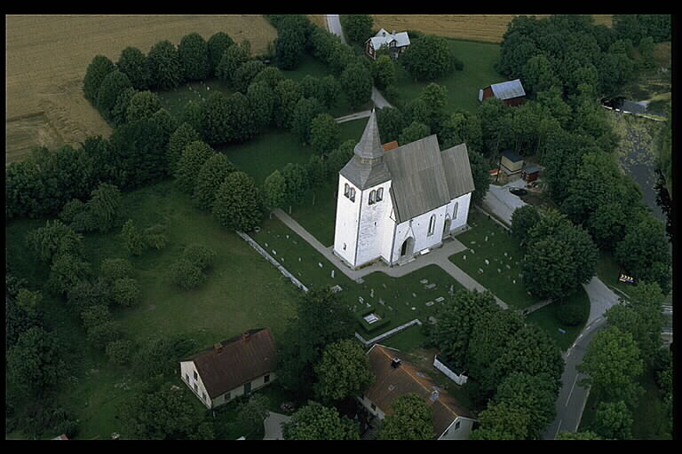 Hörsne kyrka med omgivning. Flygfoto