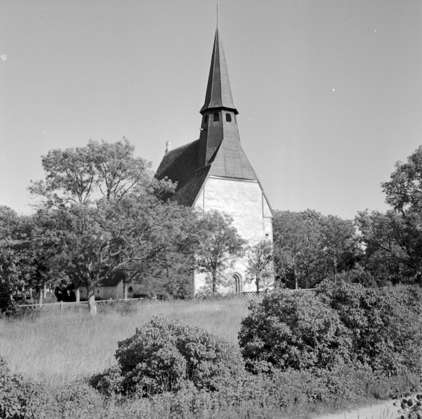 Kräklingbo kyrka från nordväst