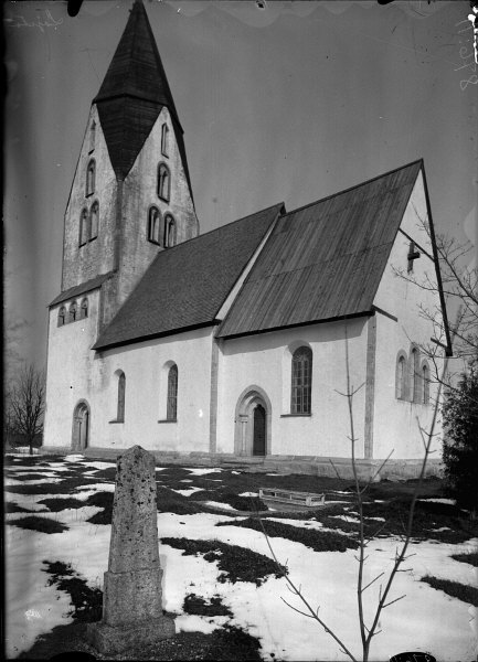 Lojsta kyrka från sydöst