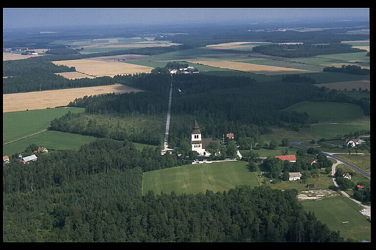 Lokrume kyrka med omgivningar. Flygfoto