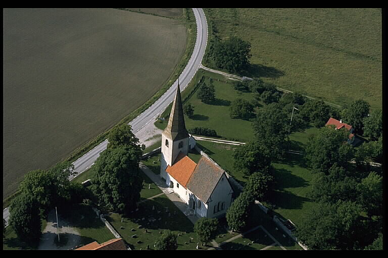 Lummelunda kyrka med omgivningar. Flygfoto
