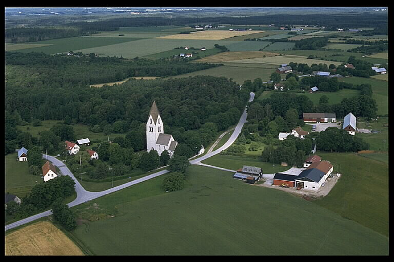 Mästerby kyrka med omgivningar. Flygfoto