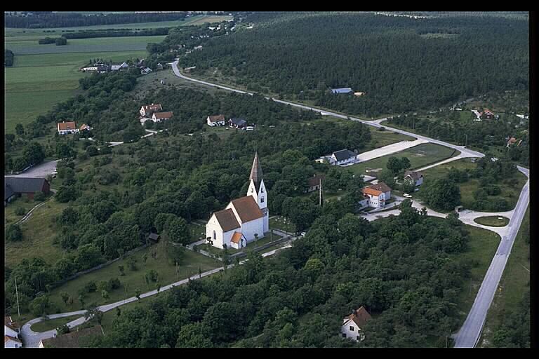 Stenkumla kyrka med omgivningar. Flygfoto