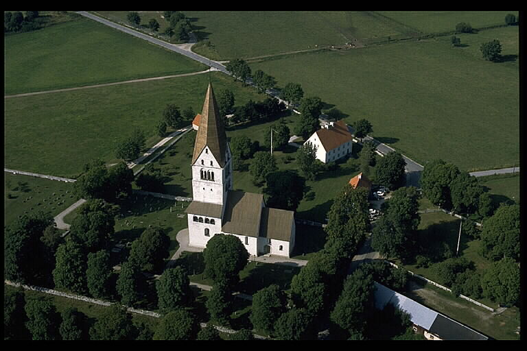 Stenkyrka kyrka med omgivningar. Flygfoto 