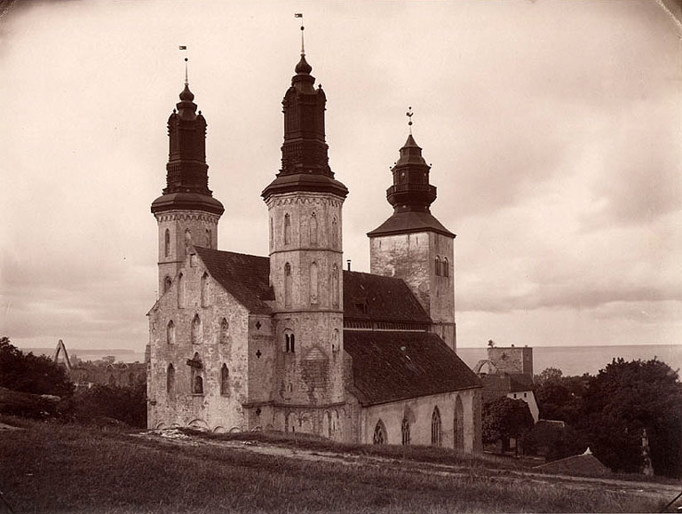 Visby domkyrka (Sankta Maria kyrka) med omgivning från nordöst