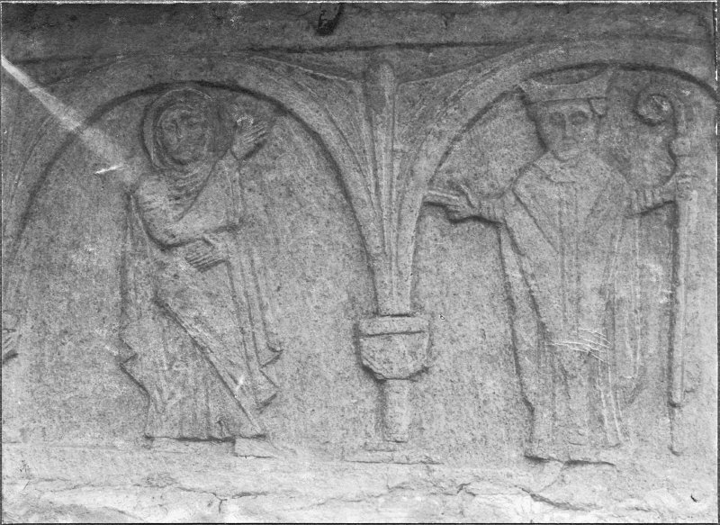 Vänge kyrka. Byzantiosreliefer på korets sydfasad. Kvinna med gloria och välsignande biskop 