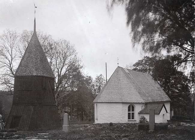 Borgstena kyrka med klocktorn från nordost.