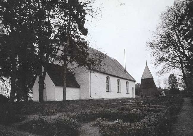 Borgstena kyrka från sydväst.