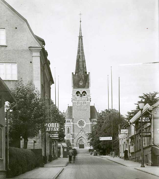 Gustav Adolfs kyrka med omgivningar från väster