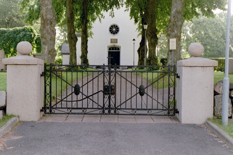 Huvudingång till Sventorps kyrkogård består av en järngrind. Negnr. 02/136:9.jpg