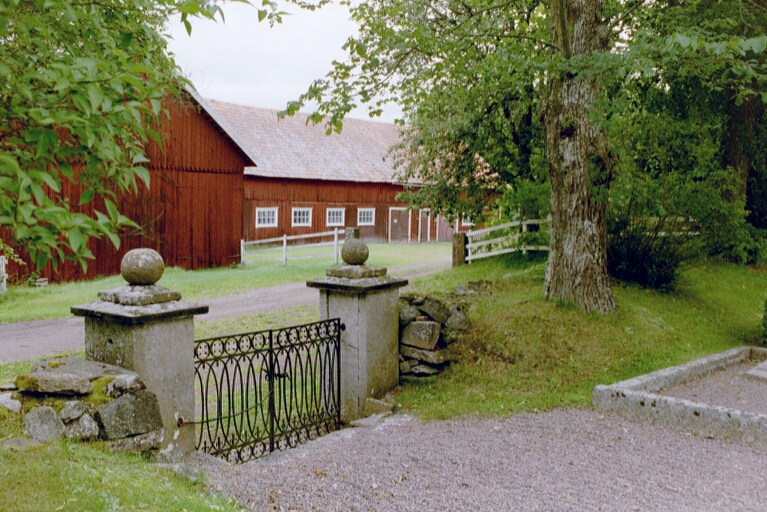 Ingång från norr till Sventorps kyrkogård. Negnr. 02/137:10.jpg