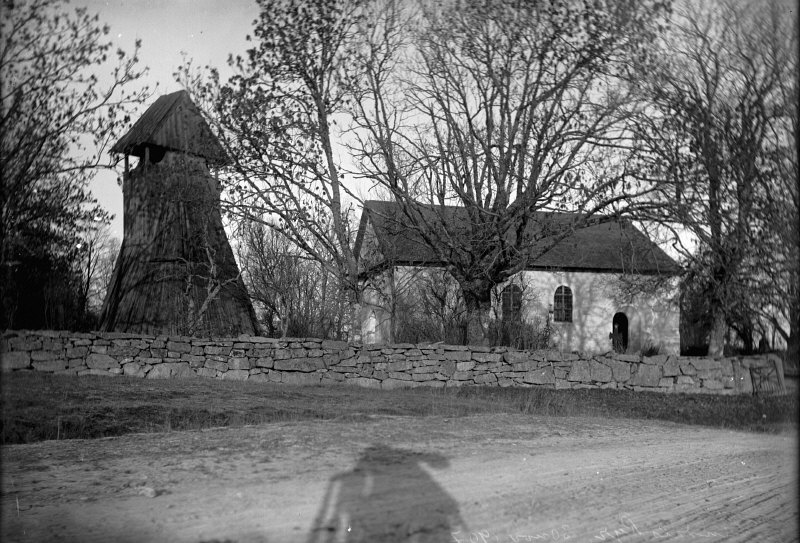 Sundals-Ryrs gamla kyrka och klockstapeln från söder