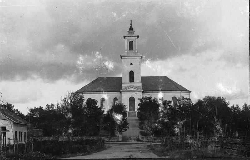 Tösse kyrka från söder