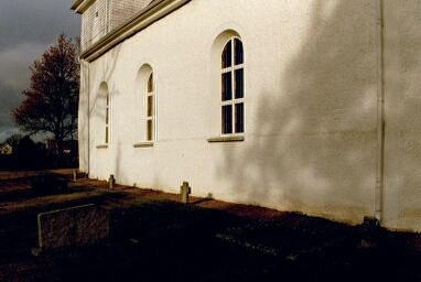 Flistads kyrkogård med stenkors utmed södra kyrkofasaden. Neg nr 02/174:03.jpg