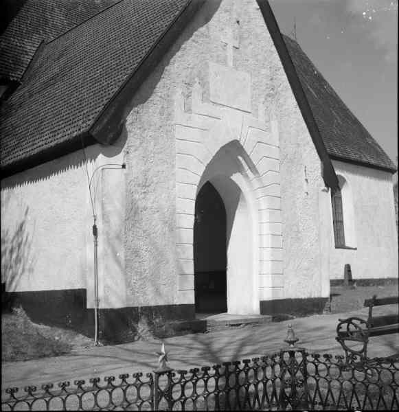 Grödinge kyrka, sydportalen