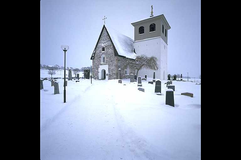 Husby-Sjuhundra kyrka från sydväst