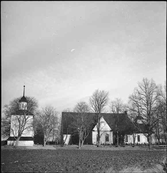 Stora Malms kyrka och klockstapel från söder
