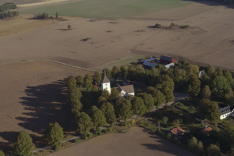 Överselö kyrka med omgivningar. Flygfoto