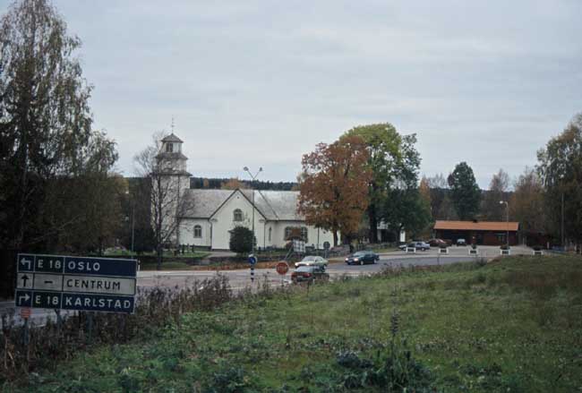 Töcksmarks kyrka ligger intill E18. 