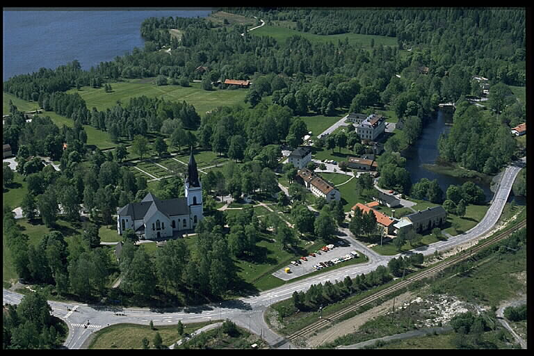 Skinnskattebergs kyrka i bildens vänstra del. Flygfoto.
