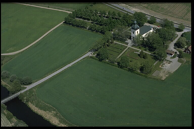Skultuna kyrka med omgivningar. Flygfoto