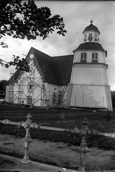 Arbrå kyrka och klockstapeln från sydväst.
 
