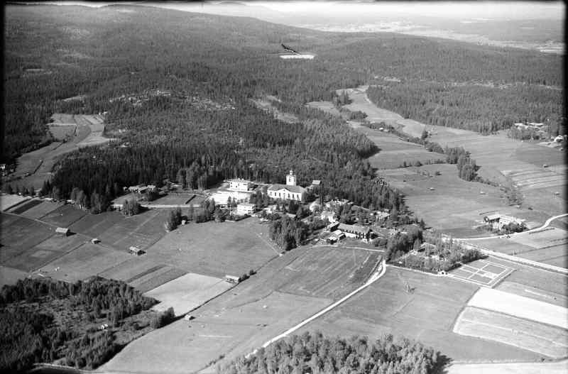 Rengsjö kyrka med omgivning från sydöst. Flygfoto