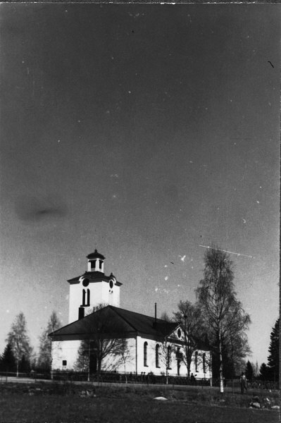 Rengsjö kyrka från sydväst.