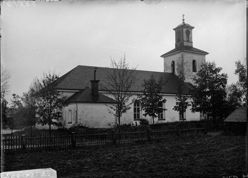 Segersta kyrka från nordöst.  
